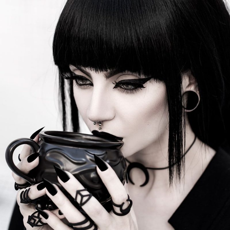rouge-and-wolf-witch-cauldron-mug-hellaholics-2