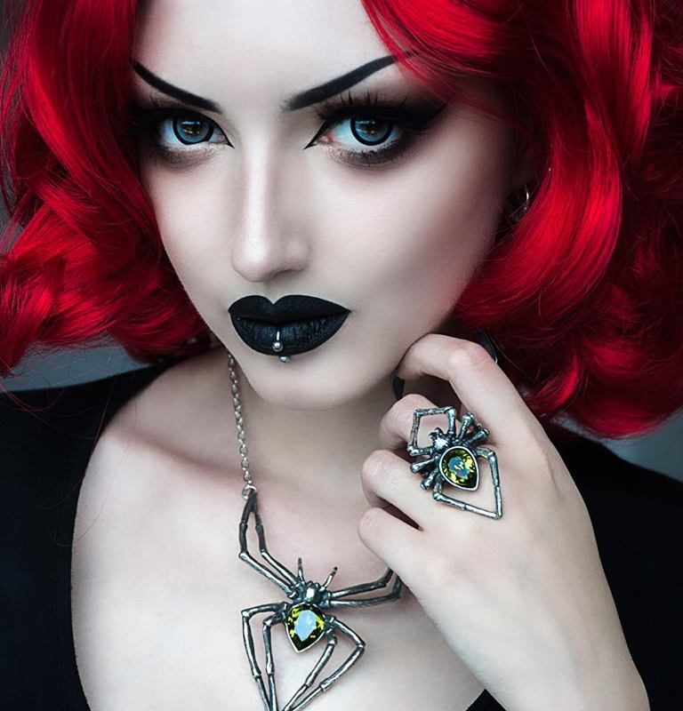 emerald-venom-necklace-alchemy-england-model-obsidiankerttu-sold-by-hellaholics
