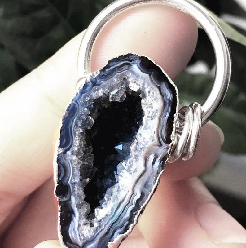 goddess-geode-black-grey-necklace-hellaholics-close-up-2