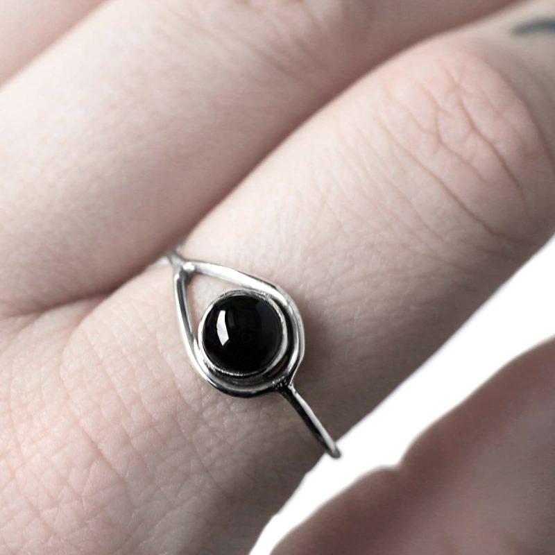 huntress-onyx-close-up-silver-ring-hellaholics